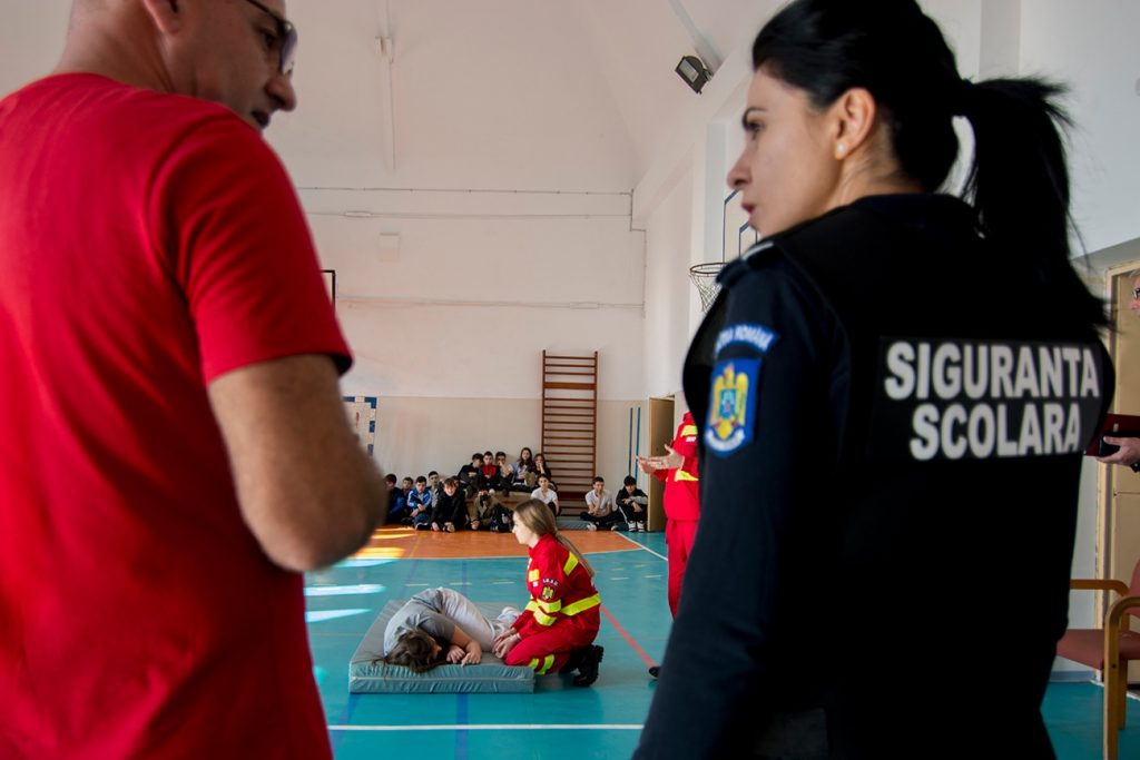 (FOTO) Lecții inedite la Pedagogic. Voluntarii SMURD, profesori pentru o zi
