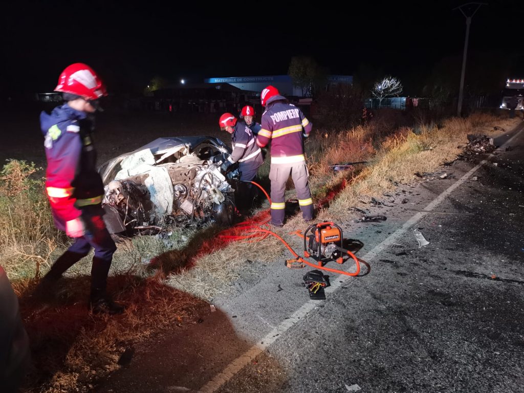 Ce făcea șoferița de 19 ani în momentul fatidicului accident de marți seara. O fracțiune de secundă poate face diferența între viață și moarte