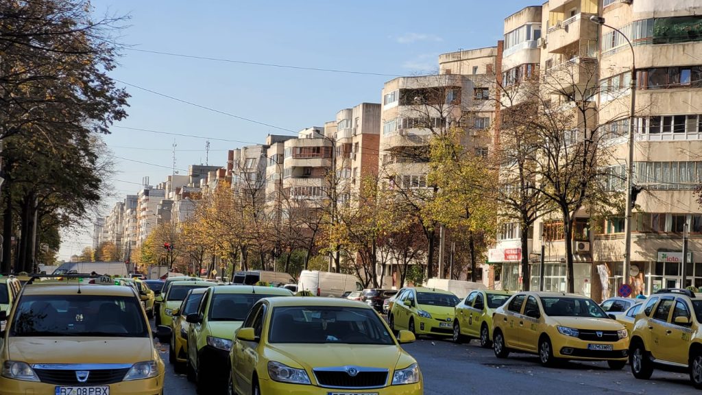 FOTO – ULTIMA ORĂ:  Bulevardul Unirii, blocat de mașini galbene! Protest al taximetriștilor, după ce Primăria a anunțat că vrea să desființeze stațiile de așteptare