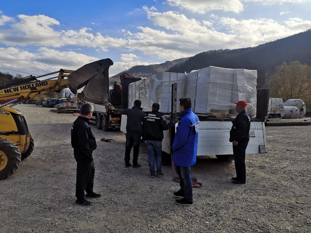 (FOTO) Sprijin pentru localnicii din Siriu rămași fără case. Au început să ajungă materialele de construcții aprobate de Guvern