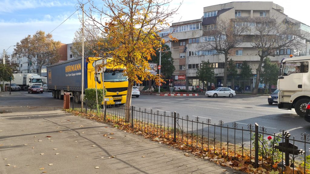 (FOTO) Atenție, se circulă cu dificultate! Trafic îngreunat la ieșirea din Râmnicu Sărat