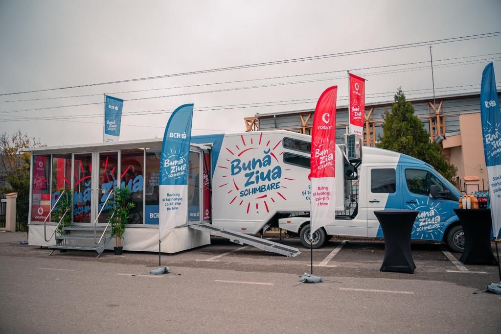 (FOTO) Unitatea mobilă „Bună ziua, schimbare!”, lansată de BCR și Vodafone, aduce serviciile financiare și tehnologia mai aproape de locuitorii comunei Glodeanu-Sărat