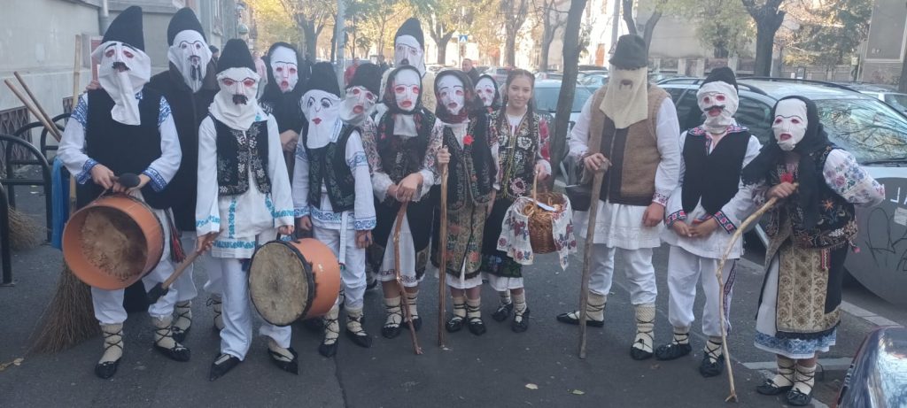 (FOTO) Tradițiile, duse mai departe. Dansurile și obiceiurile prezentate de Ansamblul “Plai cu dor”, admirate de întreaga țară