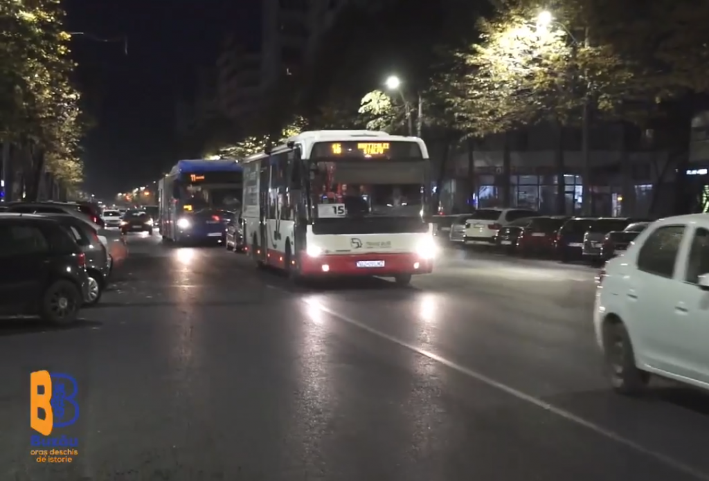 Lămpile de pe stâlpii din oraș, date jos una câte una și înlocuite cu unele moderne. Se întâmplă în tot orașul