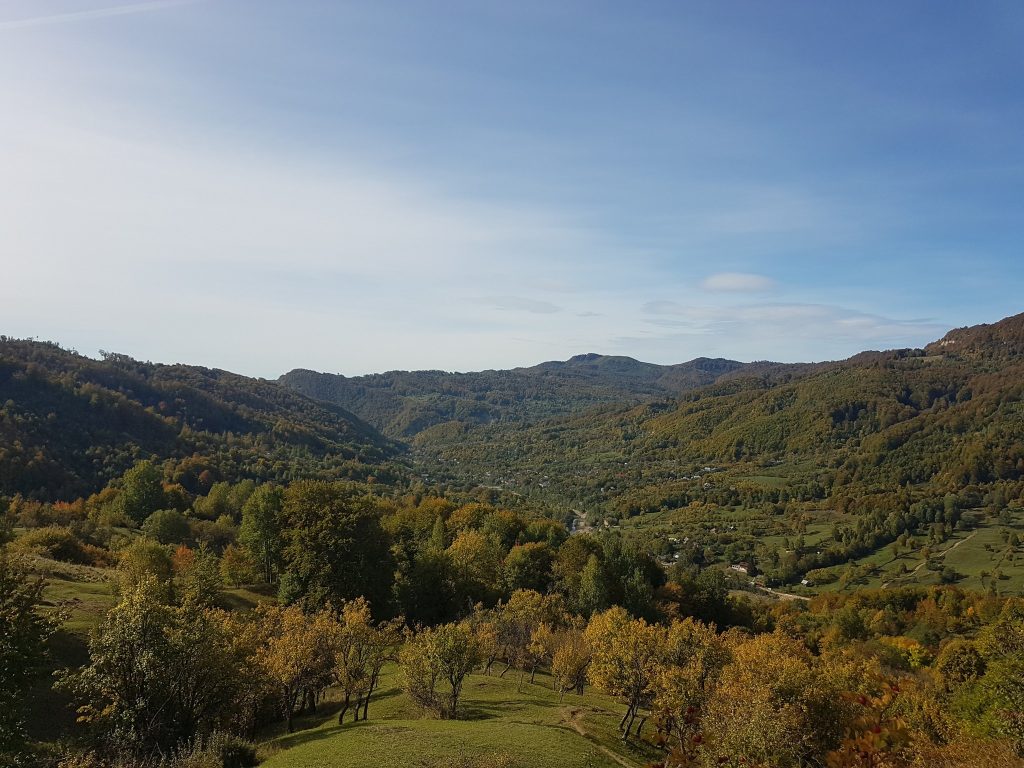 Drumețiile ghidate, pe cale de a deveni tradiție la Lopătari. Ce obiective sunt incluse în traseu
