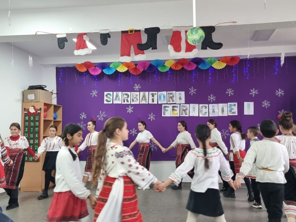 (FOTO) Cum au reușit copiii dintr-o comună buzoiană să impresioneze doi parlamentari din județ
