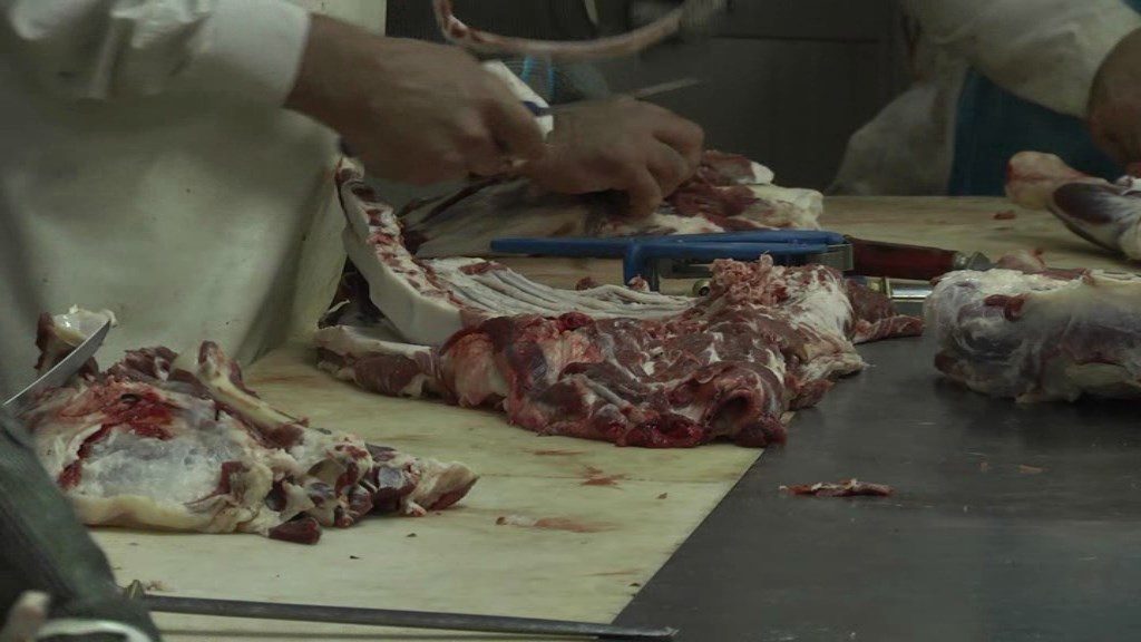 (FOTO&VIDEO) Buzoienii taie porcul… de pe lista de Crăciun. Care sunt prețurile, cât se mai cumpără de sărbători