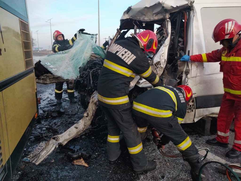 (FOTO) Buzoian rănit grav într-un accident rutier, dus cu elicopterul SMURD la spital