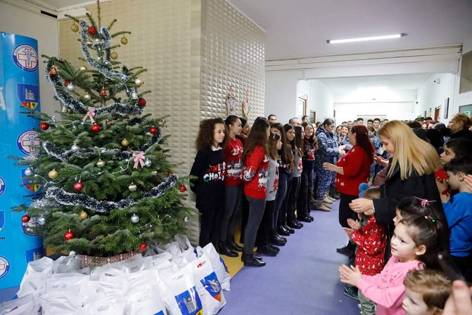 (FOTO & VIDEO) Momente speciale pe holurile Spitalului Județean. Aici au ajuns colindătorii și chiar Moș Crăciun