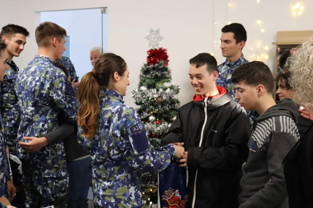 (Video) Militari cu voci de îngeri. Corul de clindători de la Boboc a poposit în trei instituții din Buzău