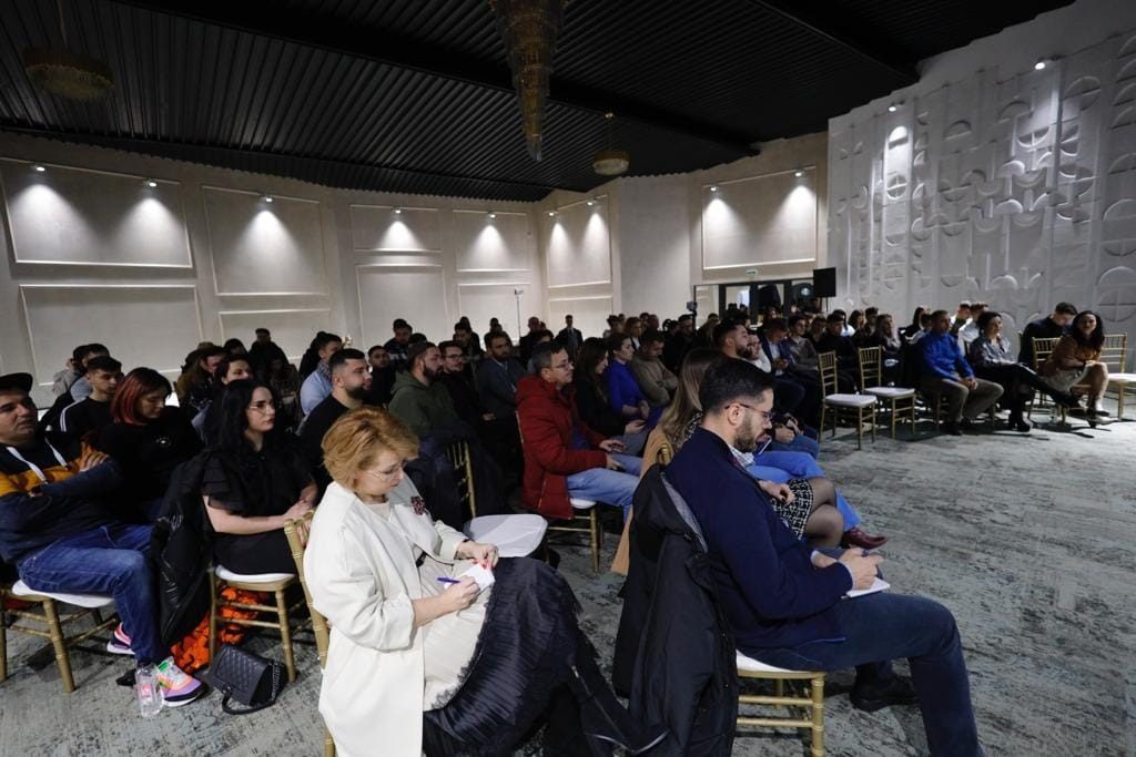 (FOTO) “Cafeneaua liberală”, o nouă ediție de succes. Unul dintre cei mai tineri primari liberali din țară, invitat la Buzău