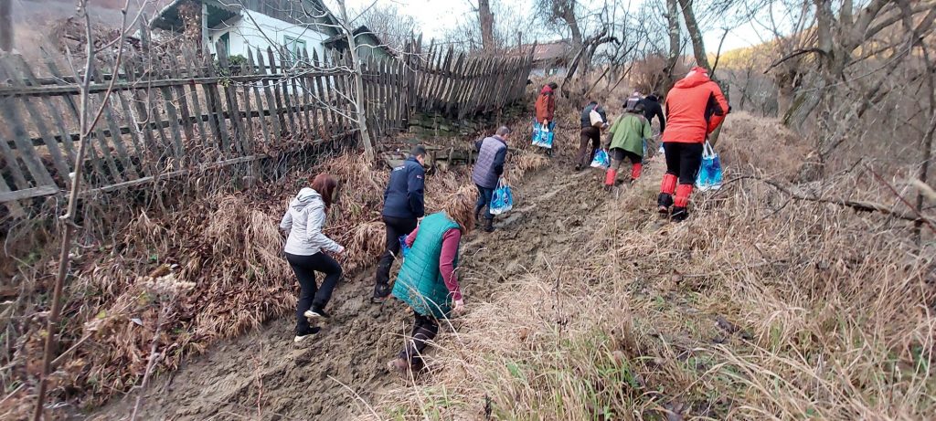 (FOTO&VIDEO) Pasionații de off-road, Moș Crăciun pentru localnicii din satele de munte. Sute de persoane s-au bucurat de daruri și o vorbă bună