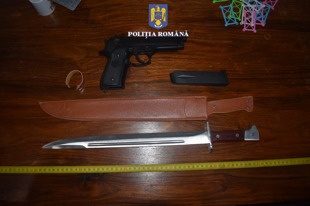 (VIDEO & FOTO) Percheziții în municipiul Buzău. Pistoale și arme albe, ridicate din locuința unui bărbat