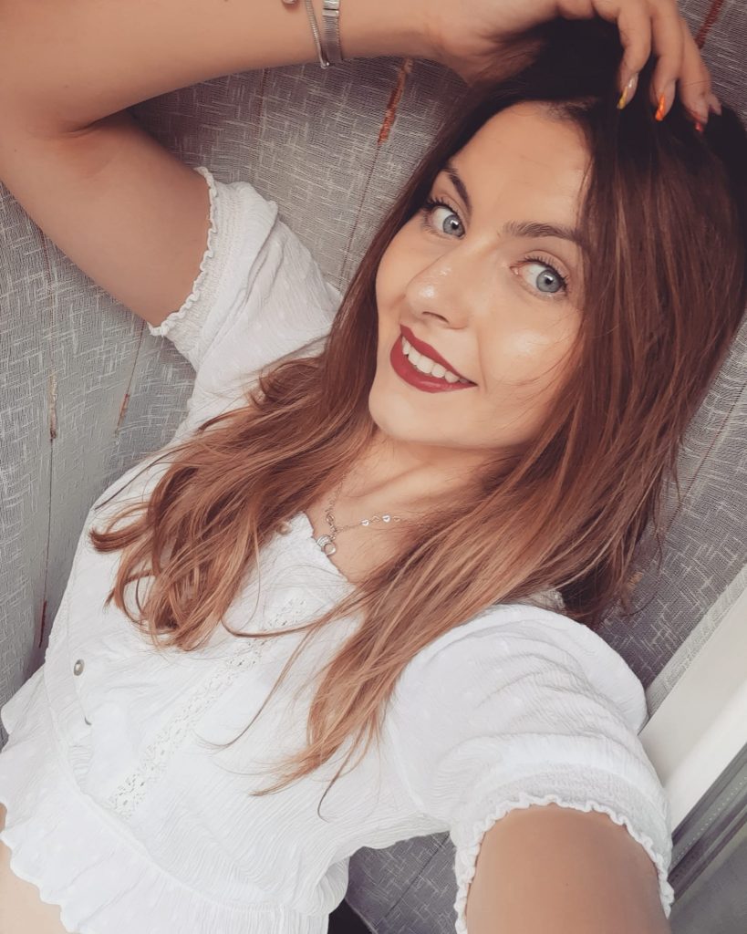 (FOTO) Daniela, îngerul cu ochi albaștri, are nevoie de noi pentru a învinge cancerul