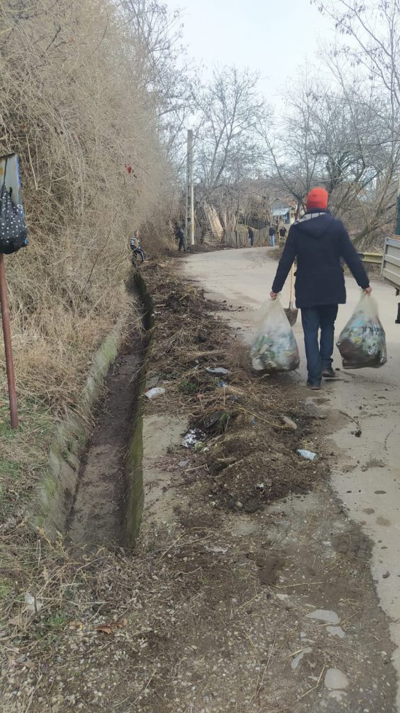 (FOTO) Mobilizare generală pentru curățenie. Comuna din Buzău unde săniușul a fost înlocuit de acțiuni de ecologizare
