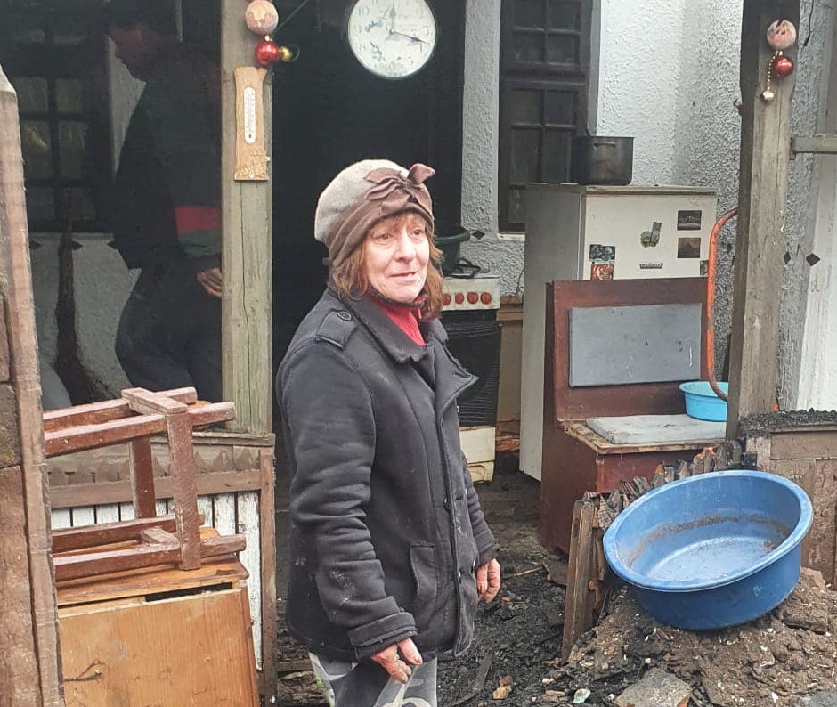 (FOTO) Italiancă stabilită în Buzău, rămasă pe drumuri în plină iarnă. Are mare nevoie de ajutor