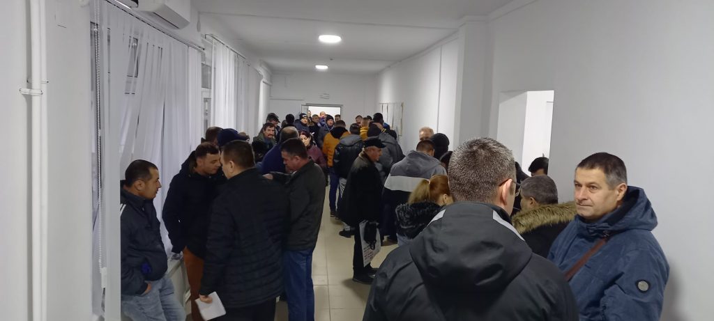 Ei sunt bugetarii chemați la serviciu, în week-end! Avalanșa de cereri pe care le-au avut de rezolvat