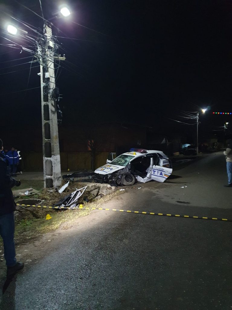 (FOTO) Cursă nebună cu polițiștii pe urmele sale. Consecințele: autospecială de poliție distrusă și 2 persoane rănite. Ce ascundea șoferul