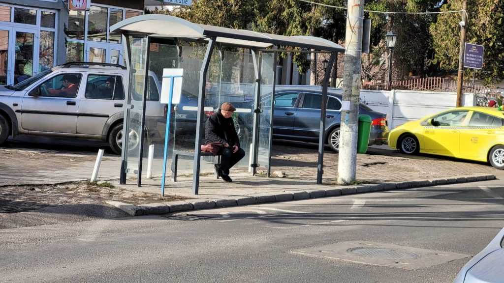 (FOTO) Pietonii, puși la încercare de o lucrare „à la Dorel”. Ce a răsărit pe un trotuar din Buzău