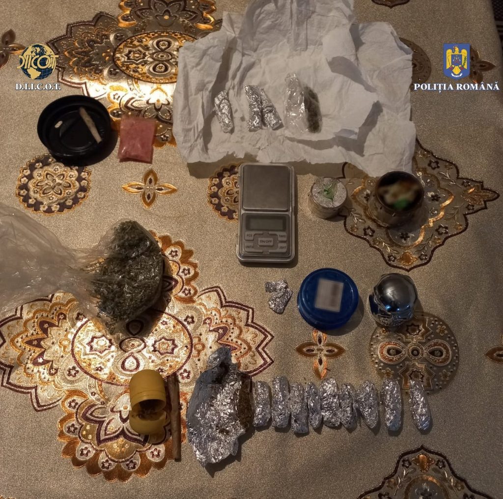 (FOTO+VIDEO) Rețineri și audieri ample într-un dosar de trafic de droguri. Unul dintre suspecți, vedetă într-un caz mai vechi de ultraj