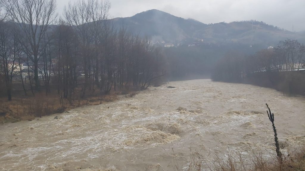 (FOTO) Ploi torențiale în nordul județului, debitul râurilor în creștere