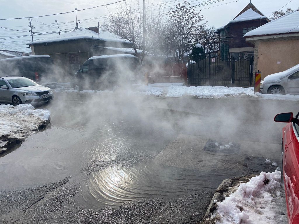 (FOTO&VIDEO) SPA în mijlocul străzii ! De unde a început să se reverse apă opărită în timp ce afară sunt 2 grade Celsius