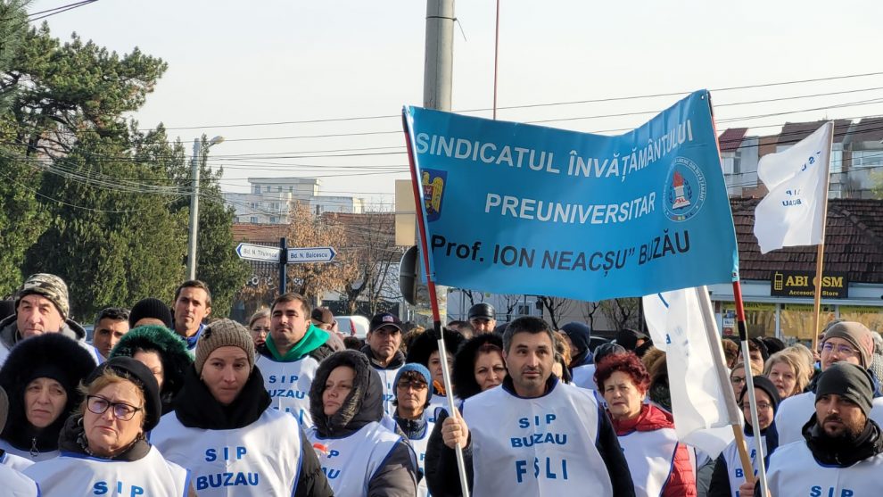 Protestele iau amploare. Angajații din școli își strigă nemulțumirile în stradă, în București