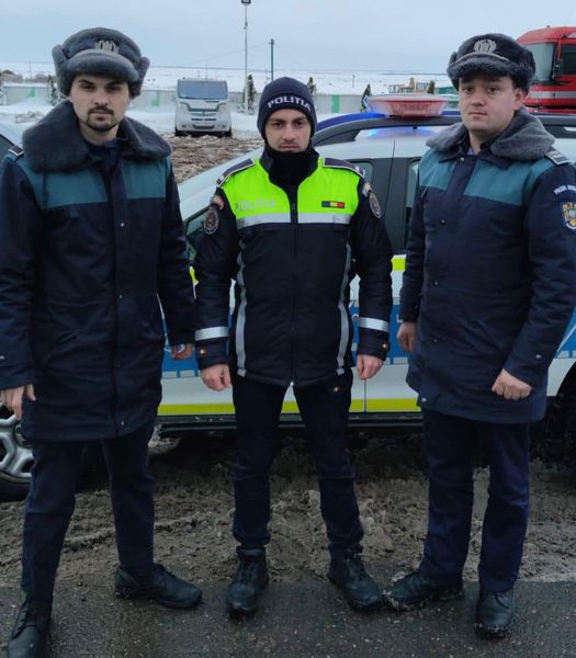 Cine sunt polițiștii care au fost felicitați de șefii din Minister, după ce au oprit trenul care ar fi lovit un TIR blocat pe calea ferată