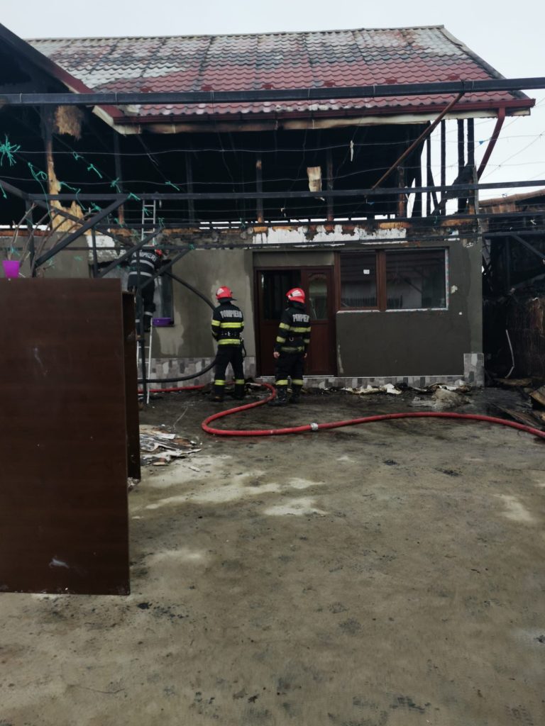 Doi bebeluși și familiile lor au rămas fără casă. Două incendii, în aceeași zi, la Potoceni