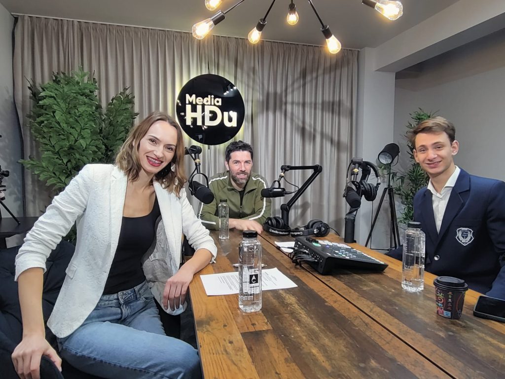(FOTO&VIDEO) Hasdeienii și-au făcut podcast! În prima ediție, un jurnalist care demască mafia din România