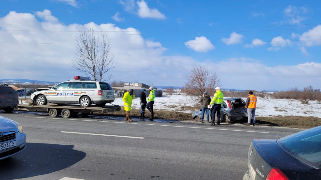 (FOTO&VIDEO) Mașină de poliție, tamponată în trafic. Doar pe platformă au mai putut pleca!