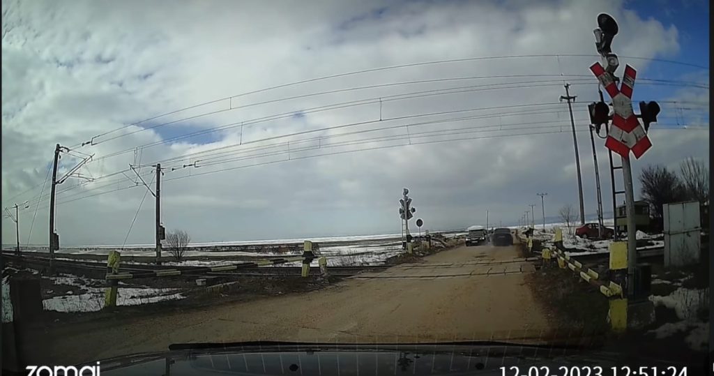 (FOTO) Inconștiența nu cunoaște limite! Cum a forțat un buzoian traversarea căii ferate