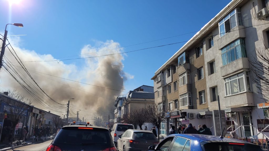 (FOTO-VIDEO) Ultima oră! Incendiu violent în Piața Centrală, persoane evacuate