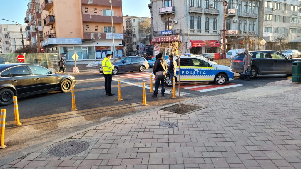 (FOTO) Accident rutier pe trecerea de pietoni, trafic blocat în centrul municipiului