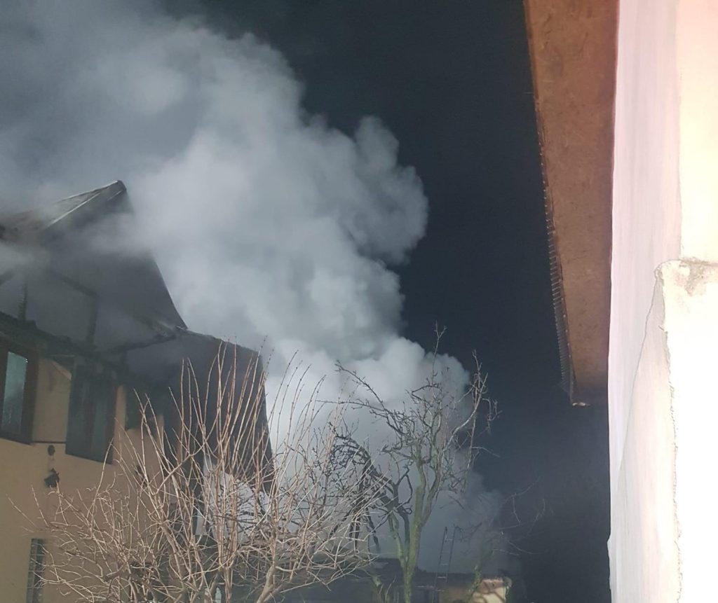 Incendiu la o casă din Cândești. O persoană a avut nevoie de îngrijiri medicale