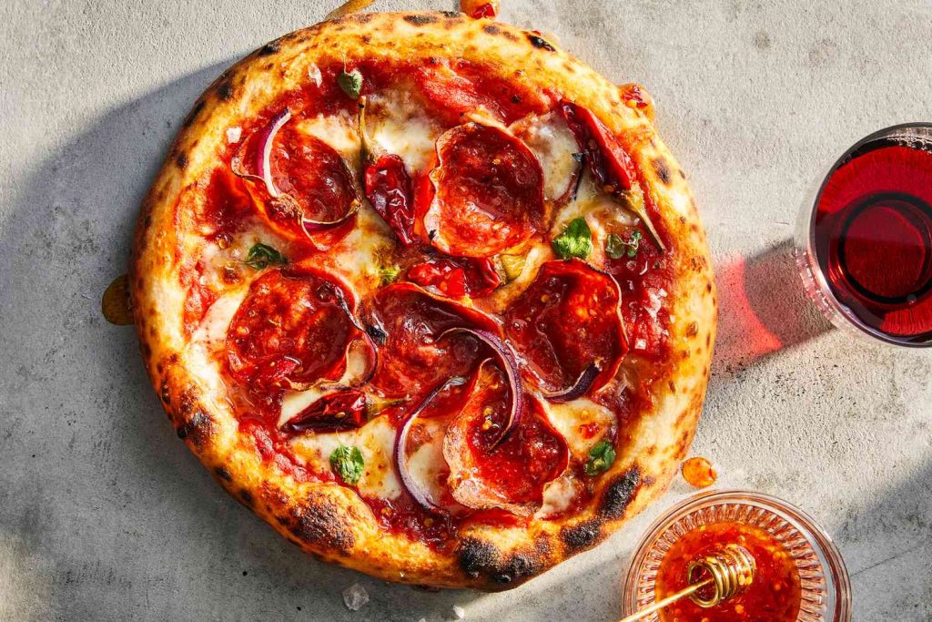 Ziua Internațională a Pizzei. La cât se scumpește, devine lux