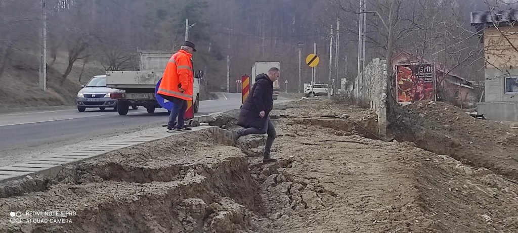 (FOTO) De ce a luat-o pământul la vale la Măgura. Primele măsuri după alunecarea ce afectează traficul pe DN10