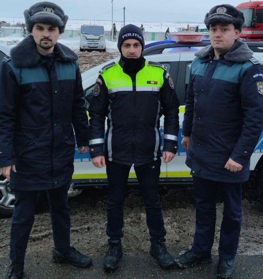 (FOTO&VIDEO) Lăudați de MAI, premiați de IPJ. Ei sunt polițiștii buzoieni care au evitat o tragedie pe calea ferată