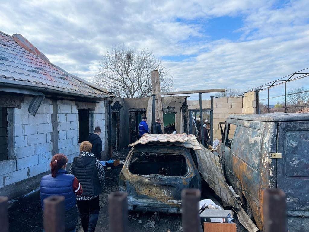 (FOTO) Doi copii și bunicul lor, rămași fără casă în urma unui incendiu, au nevoie de sprijin. Jandarmii, printre buzoienii care le-au sărit în ajutor