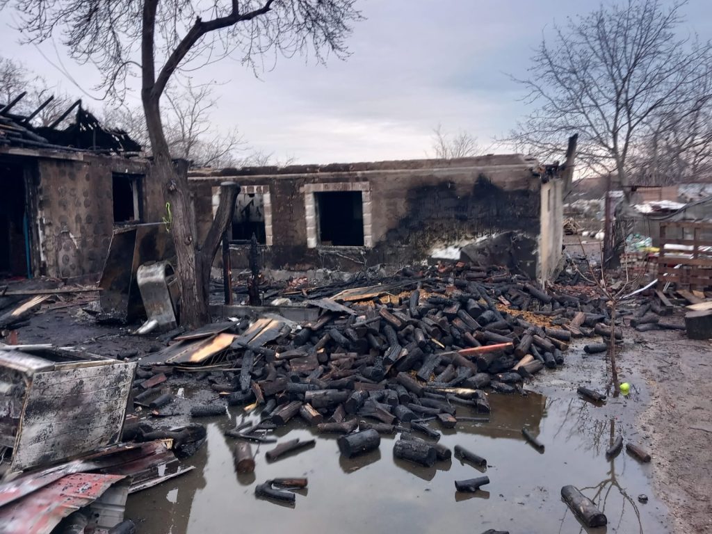 (FOTO)Dramă la Vernești: focul a făcut scrum casa unei familii. Au scăpat doar cu hainele de pe ei