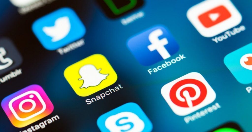 Românilor le place pe Facebook! Câte ore pe zi stau pe rețelele de socializare