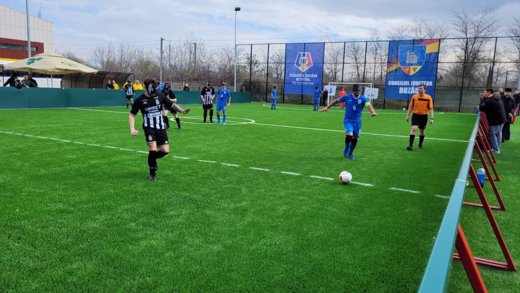 (FOTO&VIDEO) Am trăit, cu emoție, un meci de fotbal pentru nevăzători. Ce reguli sunt și cum se ghidează, în teren, jucătorii