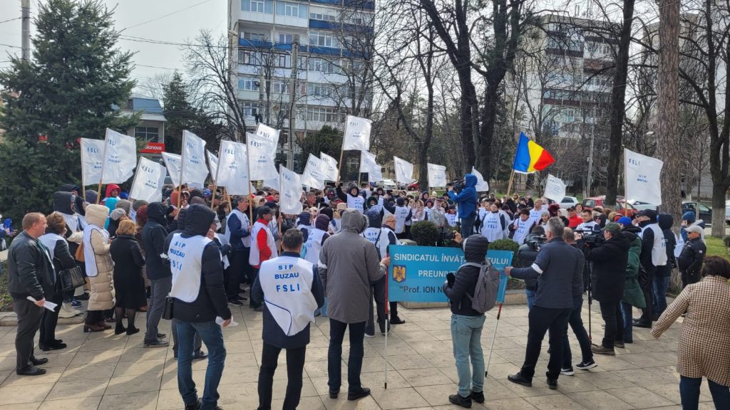 (FOTO) Profesorii au ieșit în stradă la Buzău. „Vrem respect și aplicarea Legii salarizării”
