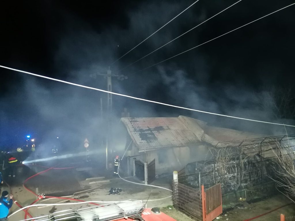(FOTO) Incendiu devastator! Case și mașini, distruse de foc