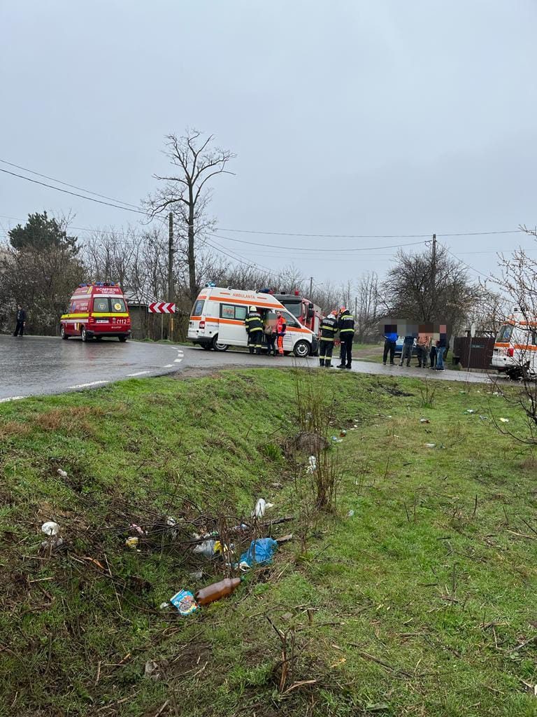 (FOTO) Accident cu zeci de navetiști care veneau la Buzău! 4 muncitori au ajuns la spital