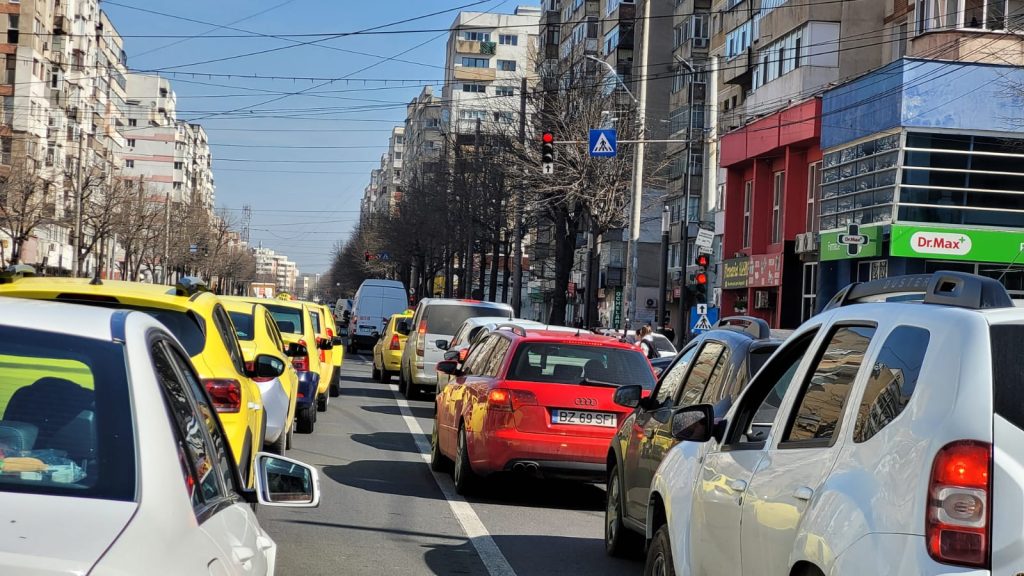 (FOTO&VIDEO) Se întâmplă acum: protest pe străzile Buzăului! Zeci de taximetriști își strigă nemulțumirile