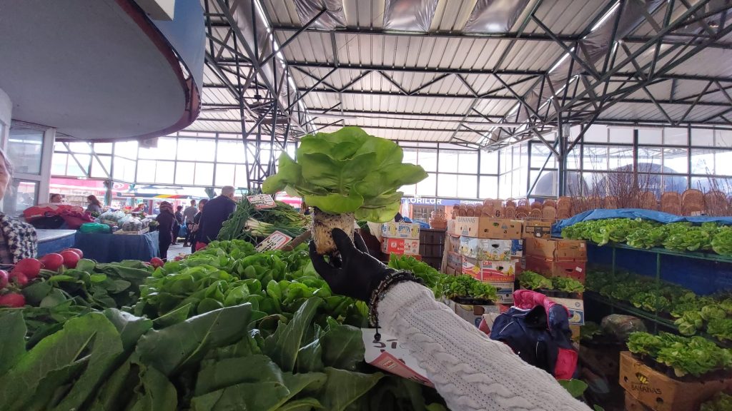 (Video) Salata la ghiveci, apariție nouă în sezonul trufandalelor. Ce preț au legumele din Piața Centrală