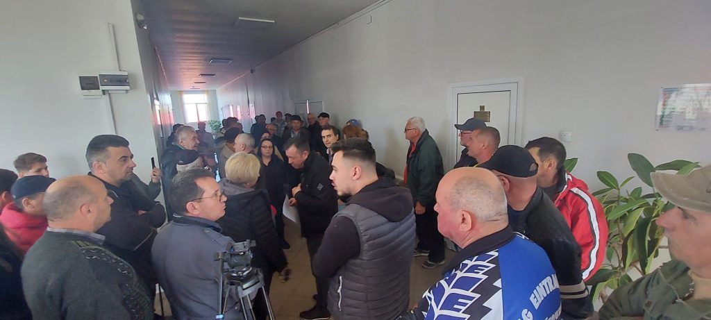 (Video) Revoltă la Primăria Merei. Zeci de localnici au protestat împotriva exploatării pietrei de pe Dealul Ciuhoiu
