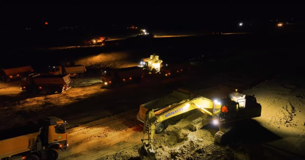 VIDEO – Furnicar de utilaje pe A7. UMB lucrează și noaptea să construiască Autostrada Moldovei