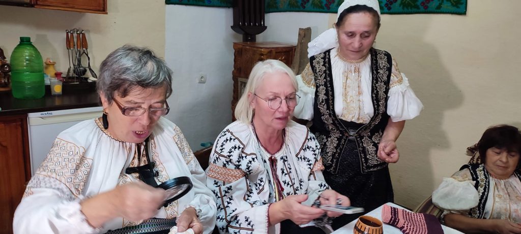 Satul în care femeile se strâng la șezătoare, în fiecare săptămână